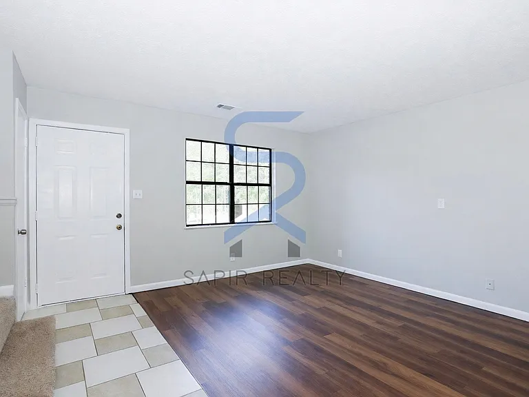 320 Sprucewood Ct — Photo 2