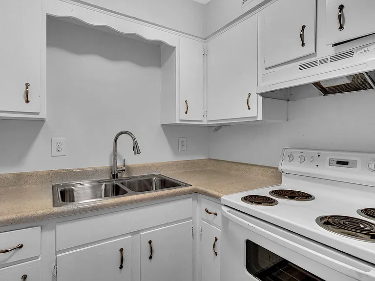 Yorktown Apartments — Photo 5