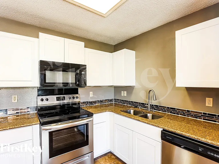 6907 Saharastone Dr — Photo 8