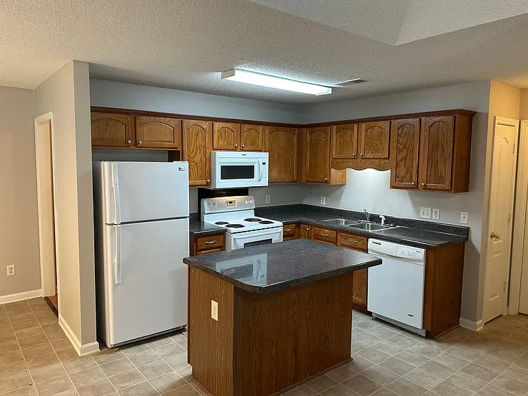 1098 Breezy Valley Dr — Photo 8