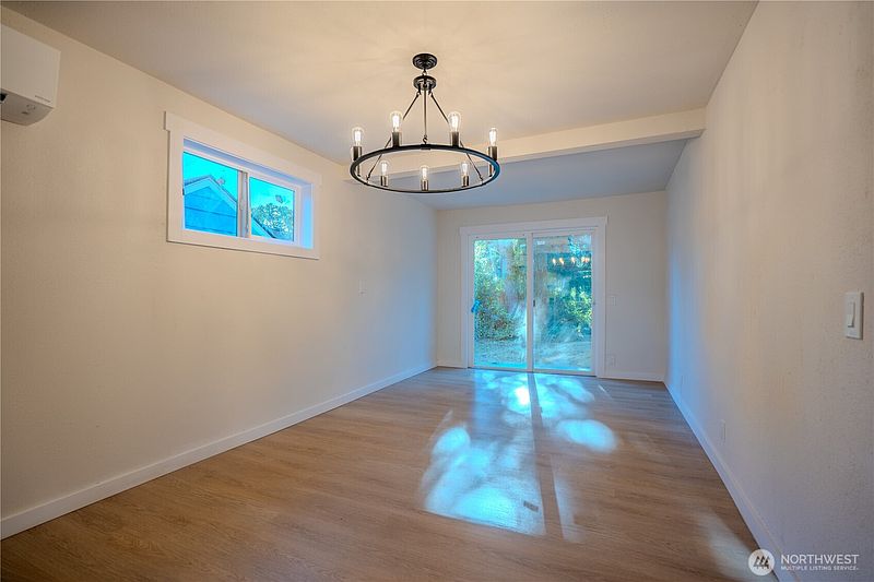 5th image of 909 Fir Street NE