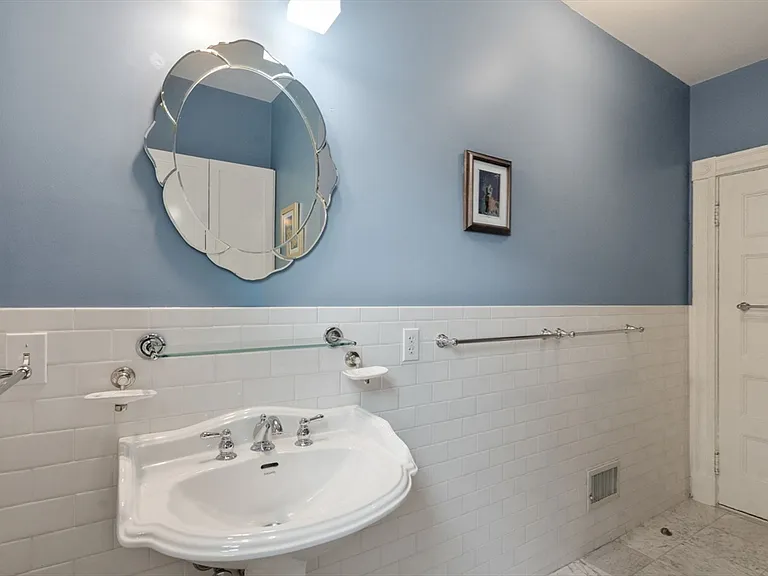 18 Eaton Ct #18 — Photo 19