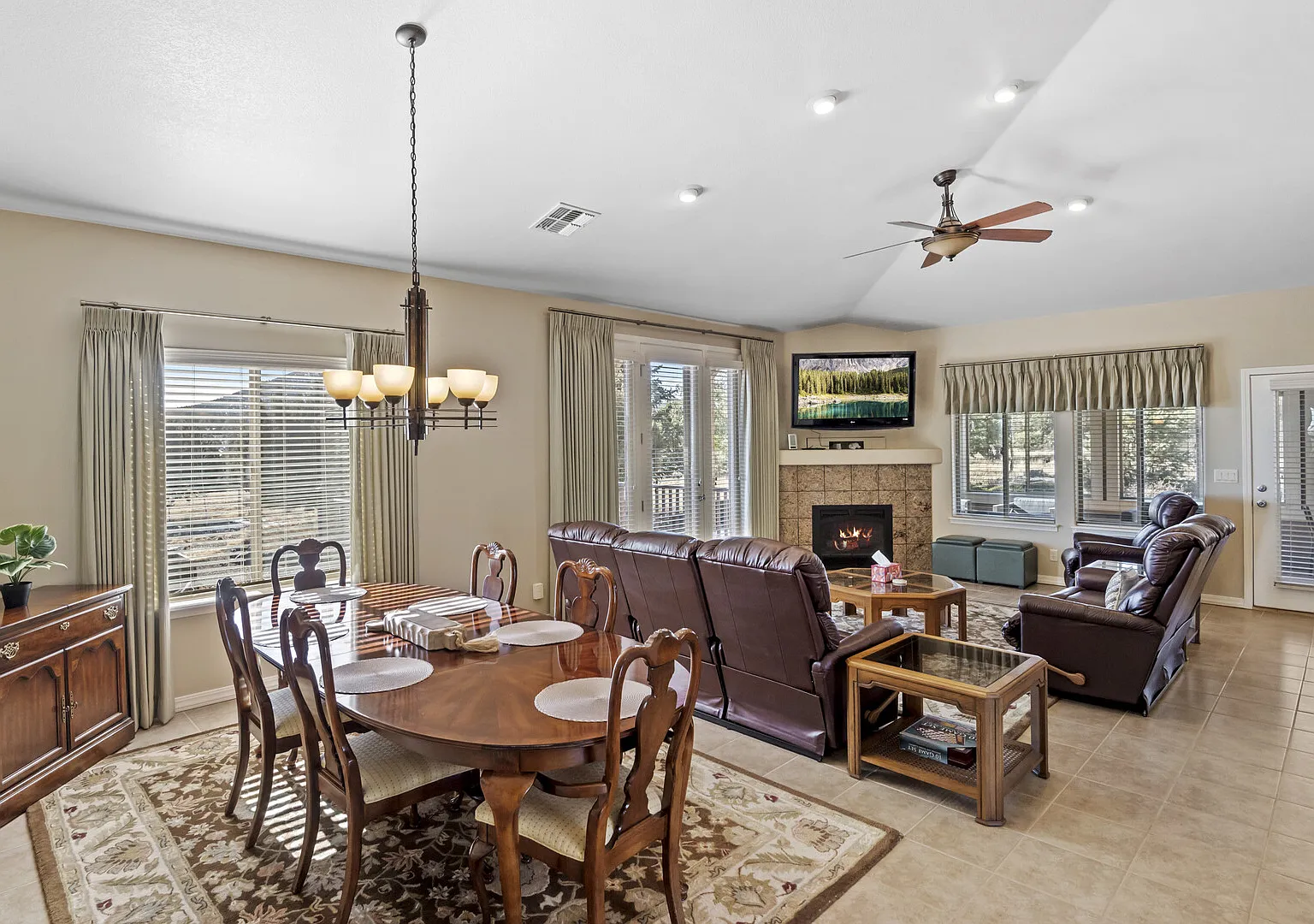 Peaceful and Modern 4-Bedroom in Flagstaff, AZ with Scenic Views — Photo 1