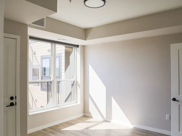 B7 Flats — Photo 95