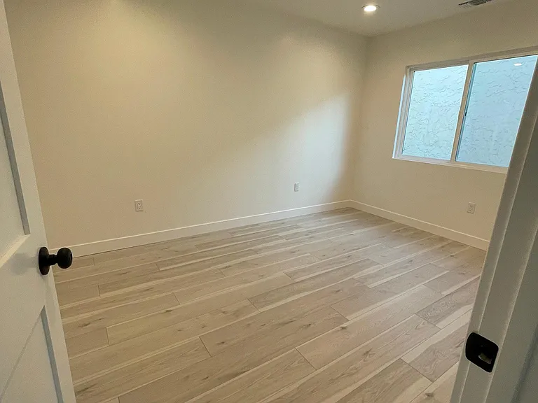 1049 Davis Ave — Photo 7
