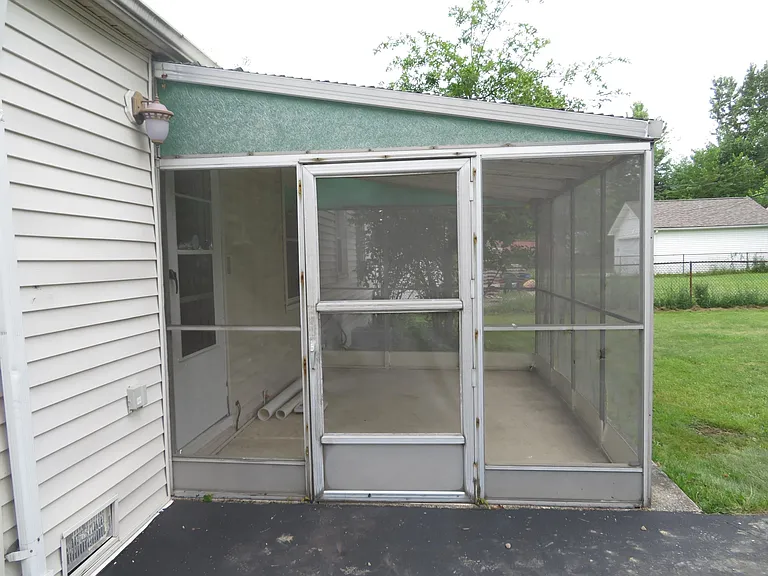 1327 Genesee Ave — Photo 3
