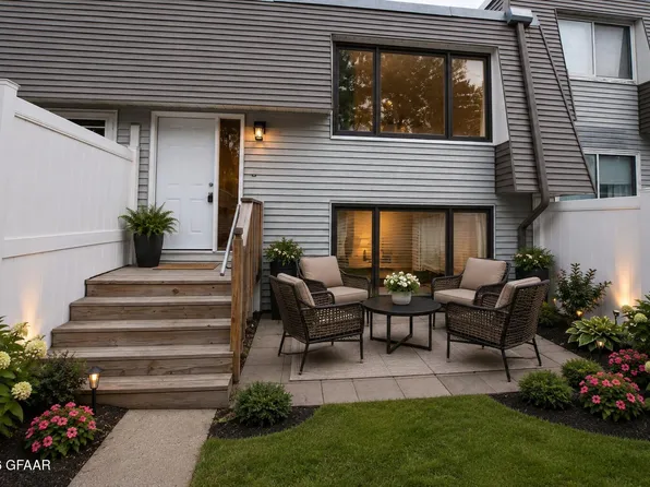 922 N 39th St, Grand Forks, ND 58203