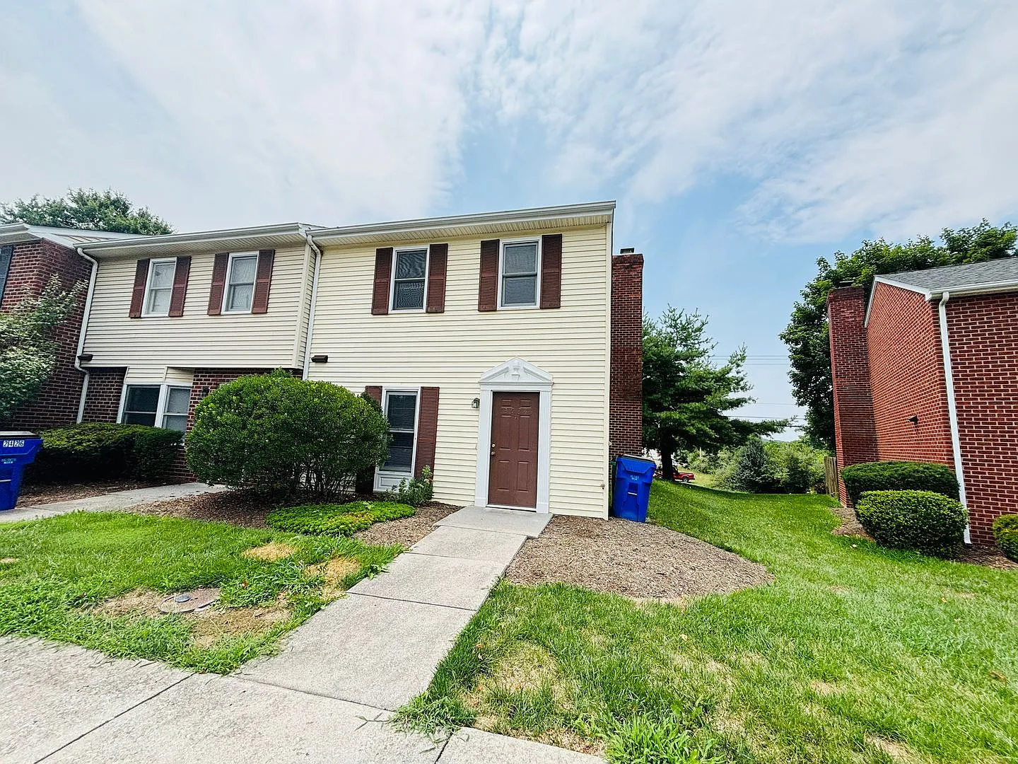 3 Bedroom 2.5 Half Bath Townhouse — Photo 2