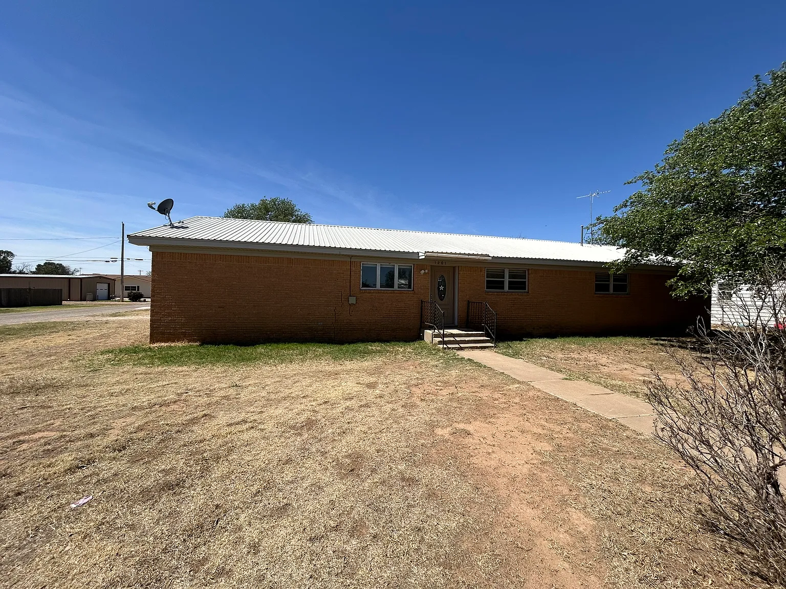 3 bed, 2130 sqft, $1,300 — Photo 1