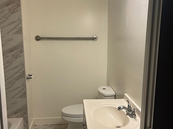 5th image of 1012 E Adams Blvd #3
