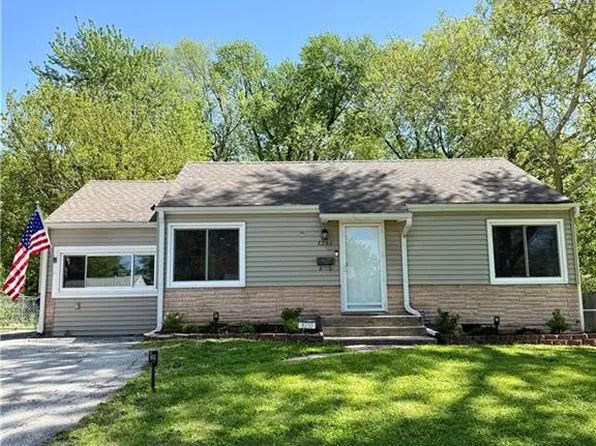 8233 Woodward St, Overland Park, KS 66204