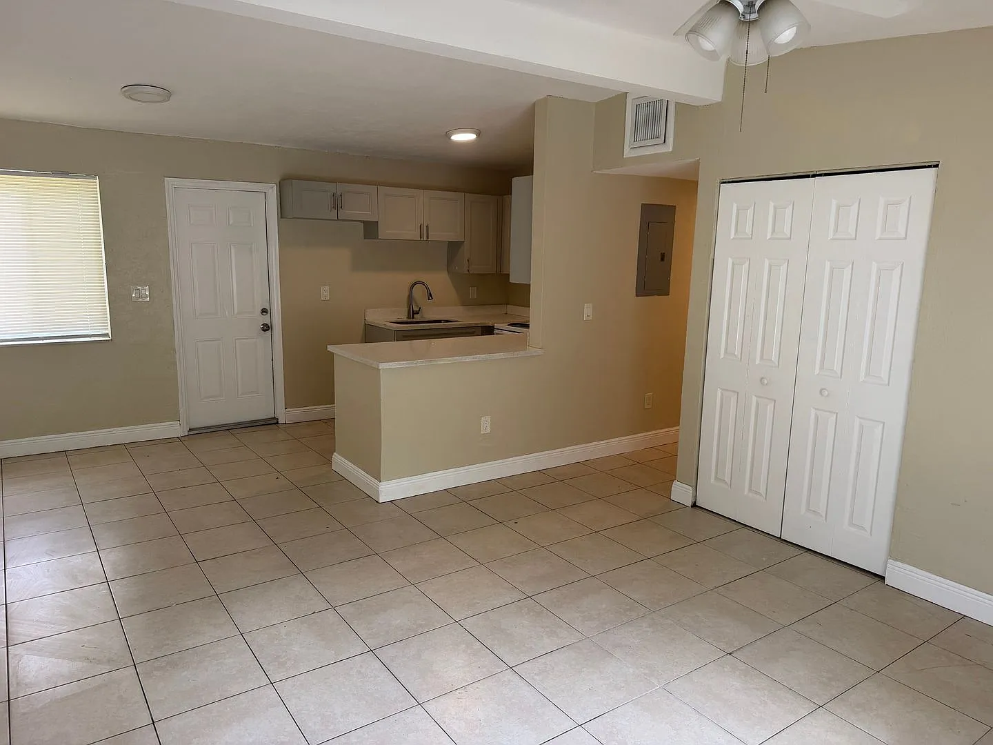 Updated 3/2 house in Broward Estates! — Photo 2