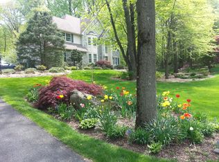 75 Pine Manor Dr, Hellertown, PA 18055