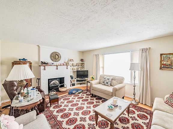 5th image of 155 Lee Dr