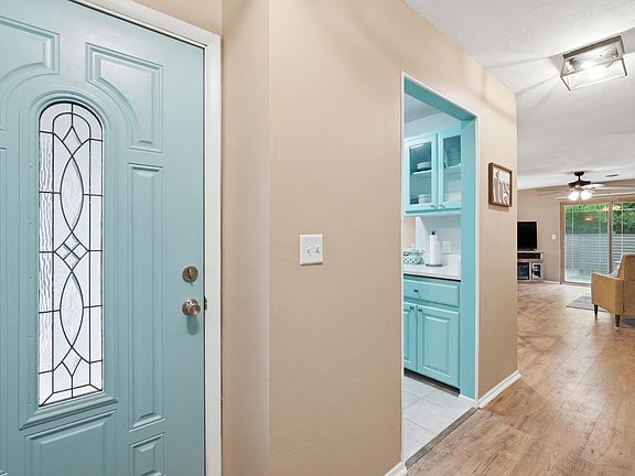 3rd image of 135 Hillview Dr APT 20
