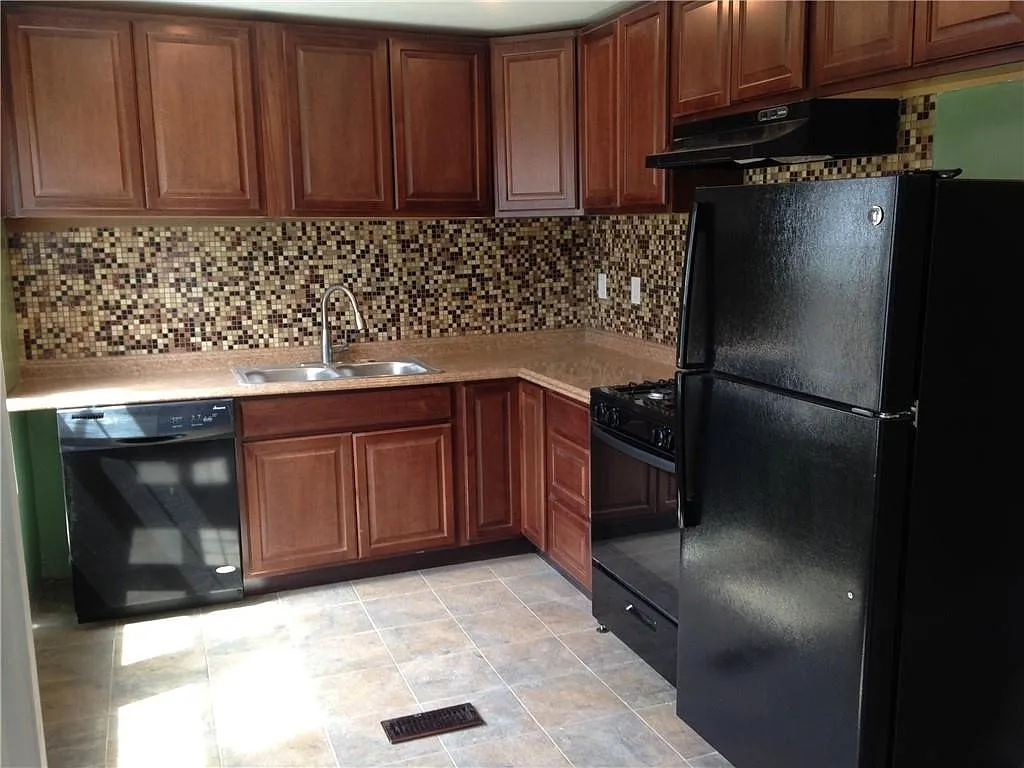 3 bed, 1.0 bath, 1729 sqft, $2,200 — Photo 2