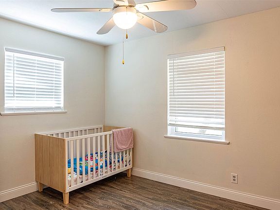 3rd image of 302 Oak Ln