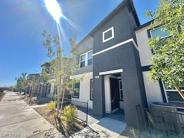 3 bed, 2.5 bath, 1410 sqft, $1,995 — Photo 2