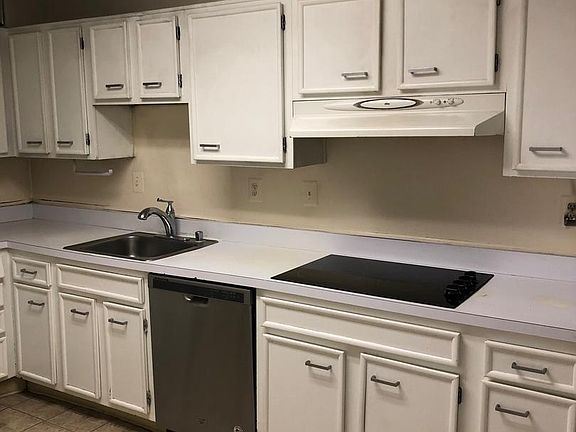 2nd image of 205 Yoakum Pkwy Unit 517