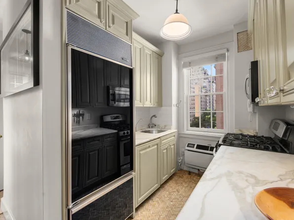 29 East 9th Street image 7 of 11