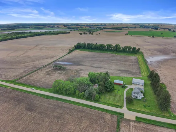 W6387 Hall Rd, Poynette, WI 53955