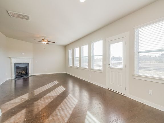 3rd image of 818 Yakima Way