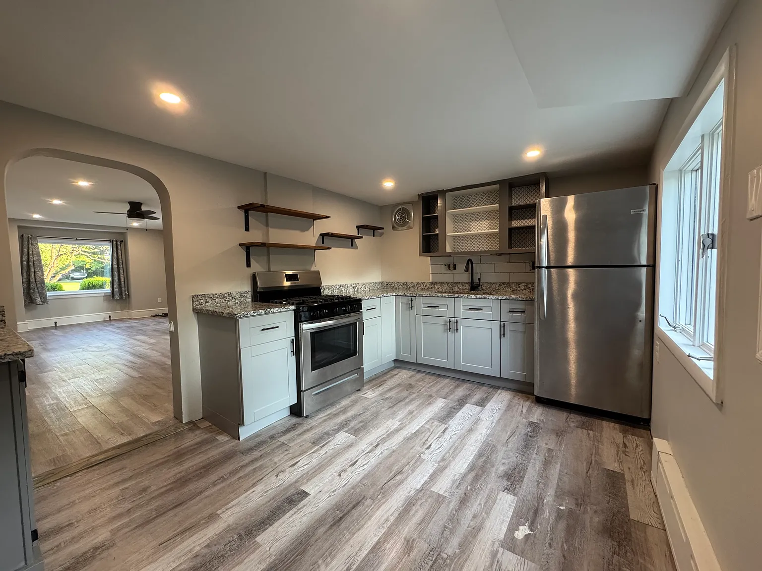 3 bed, 1000 sqft, $1,900 — Photo 1