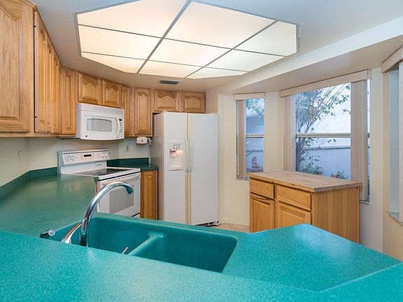5th image of 826 Villa Dr