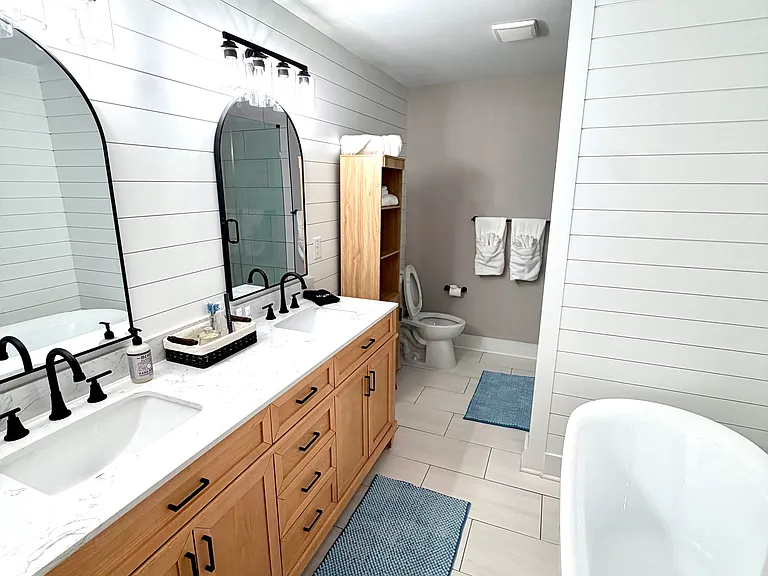 Modern Bathroom w/ Double Vanity & Shower/Tub