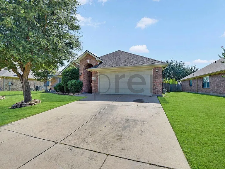 5228 Lake Grove Dr — Photo 2