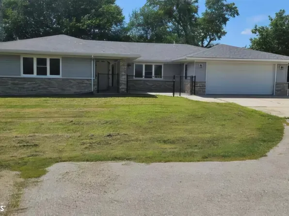 1000 1st St SE, Clarion, IA 50525