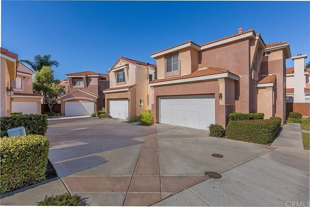 3 bed, 2.5 bath, 1058 sqft, $3,475 — Photo 2