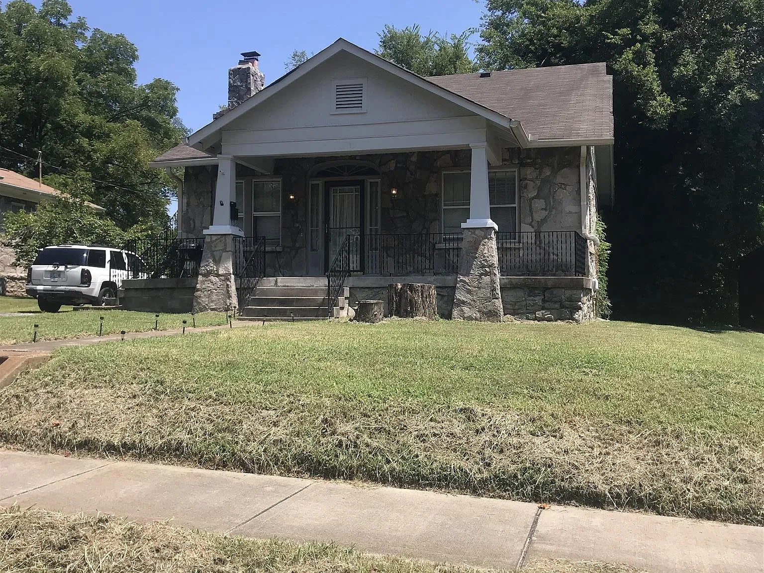 3 bed, 1.0 bath, 1400 sqft, $2,000 — Photo 3
