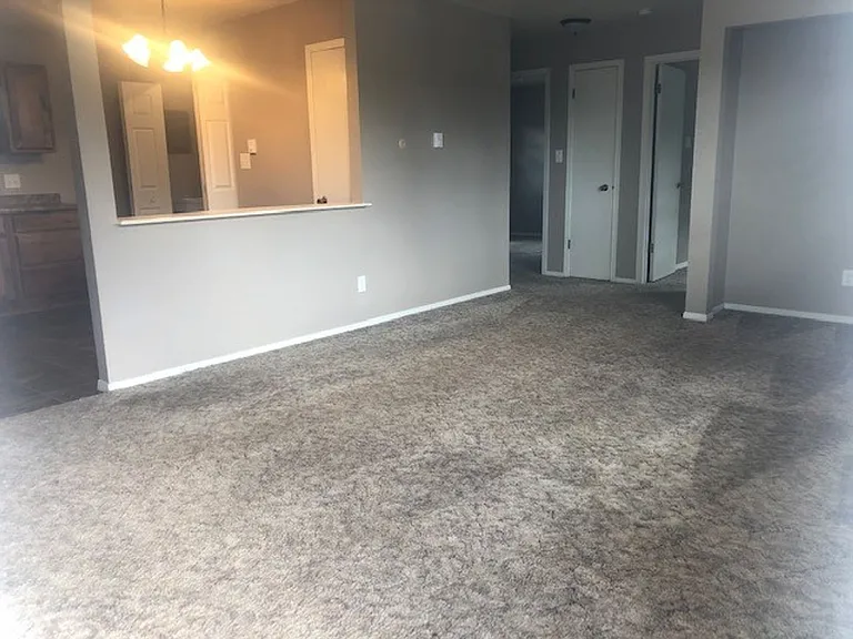 1131 S Oak St — Photo 2