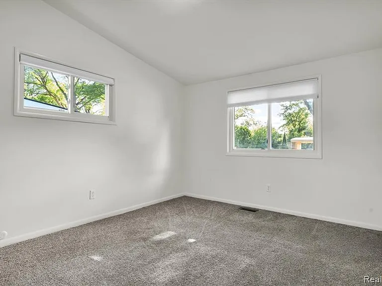23031 Eastwood St — Photo 15
