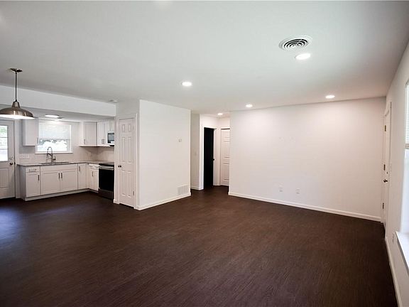 2nd image of 1005 W Cypress St