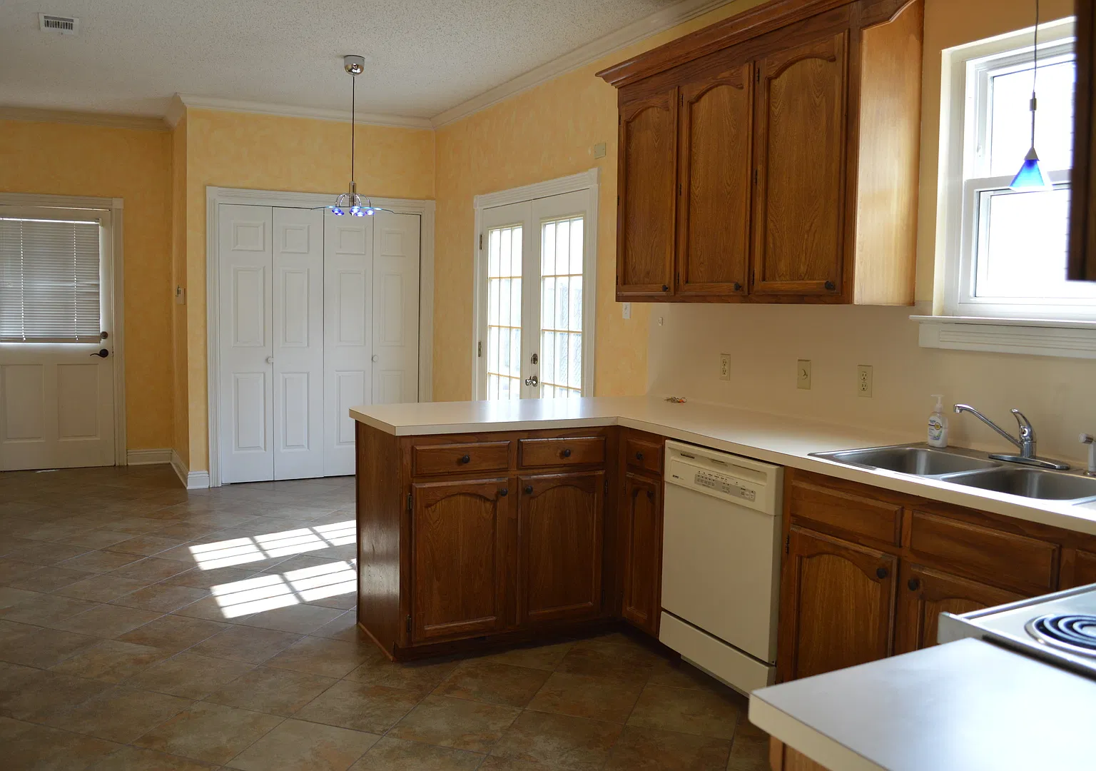 Conveniently located close to Bluebonnet & Essen — Photo 4
