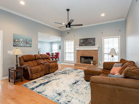 3rd image of 435 Crested View Dr
