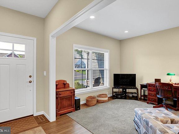 3rd image of 154 Rosebush Ct
