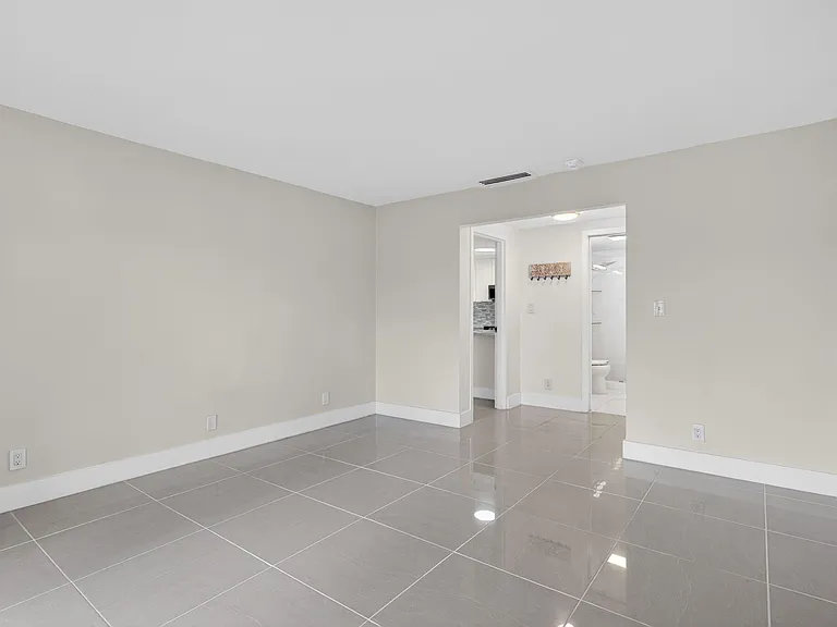 3212 NE 12th St #204 — Photo 16