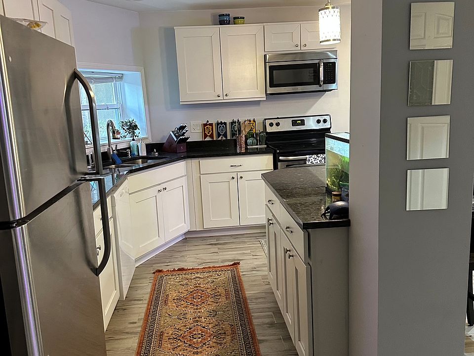 2nd image of 1721 W Bryn Mawr Ave #G
