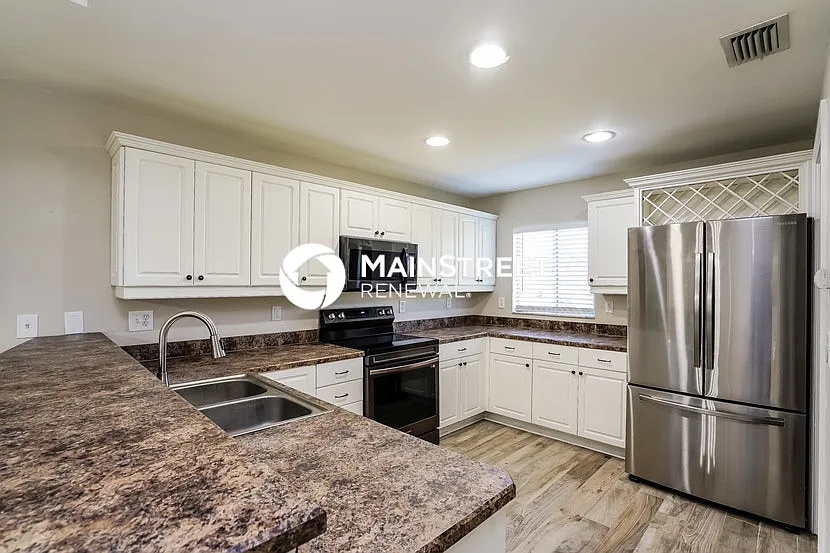 1124 NE 32nd Ln — Photo 3