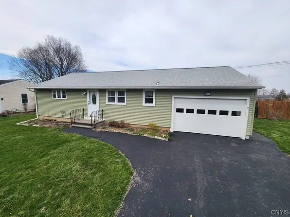 114 Charles Dr, Camillus, NY 13031