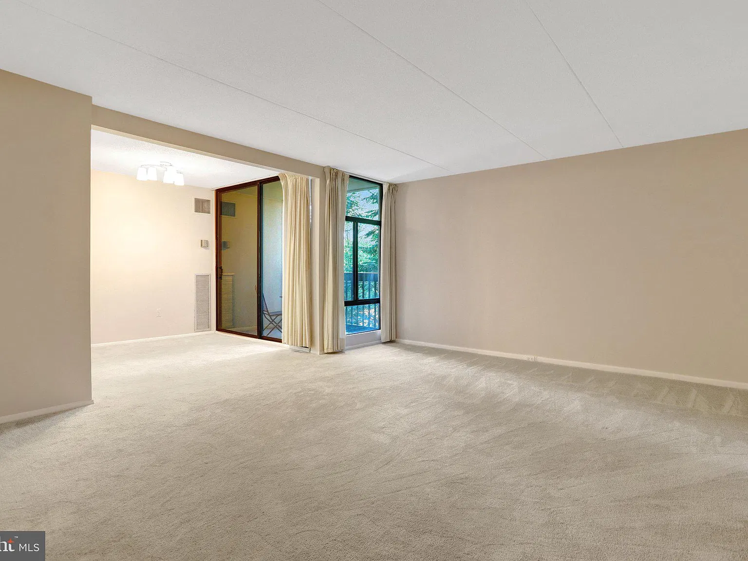 2 bed, 2.0 bath, 1049 sqft, $2,000 — Photo 4