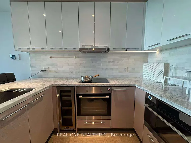 488 University Ave #4911 — Photo 3