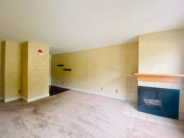 1560 Hunt Dr — Photo 2