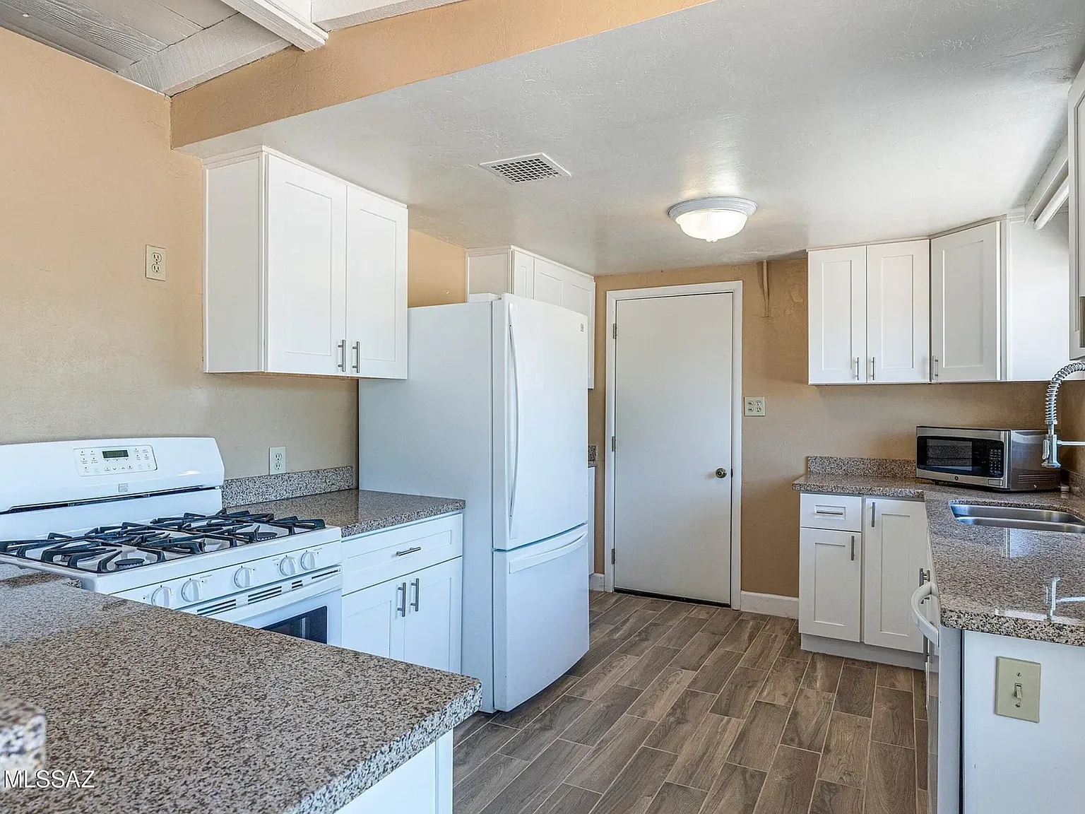 6 bed, 2139 sqft, $550 — Photo 3