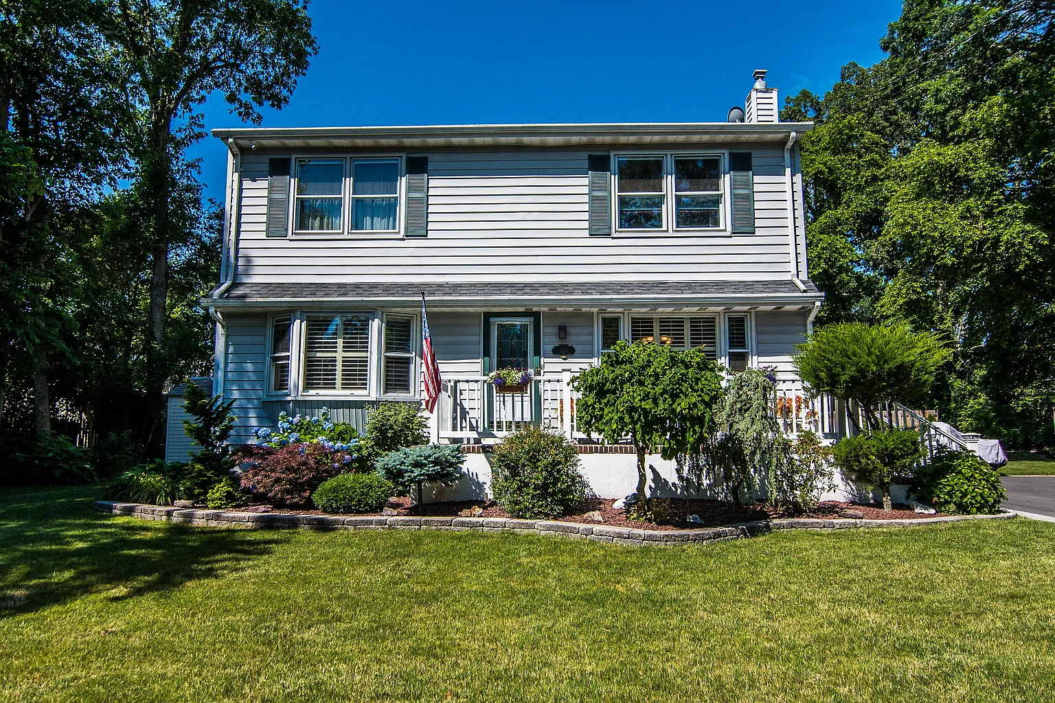 530 N Riverside Dr photo 1