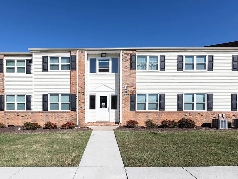 Driftwood Apartments — Photo 16
