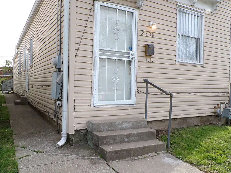2508 Elliott Ave — Photo 3